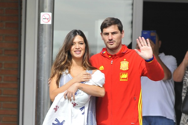 Iker Casillas y Sara Carbonero abandonan el hospital con el pequeño Lucas (Video)