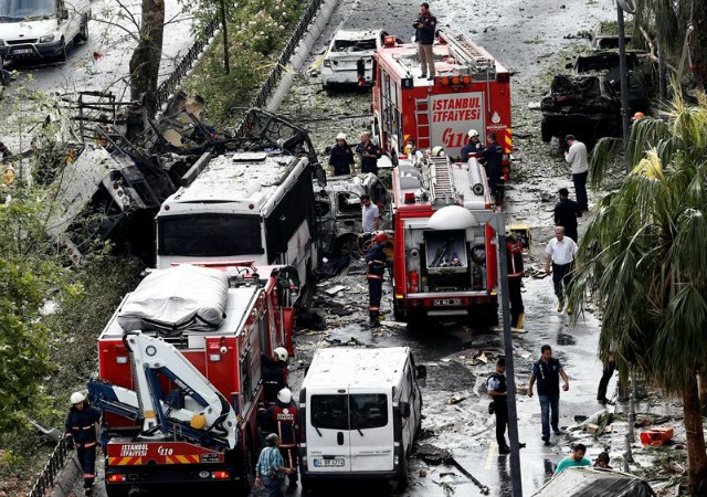 Policías inspeccionan el lugar donde se ha producido un atentado en Estambul (Turquía) hoy, 7 de junio de 2016. Al menos 11 personas han muerto y 36 han resultado heridas al estallar hoy un coche bomba al paso de un autobús policial en el centro histórico de Estambul, informó hoy el gobernador de la ciudad, Vasif Sahin. El atentado se produjo a las 08.40 horas cuando el vehículo con los agentes circulaba cerca de una parada pública de autobuses en el barrio de Beyazit Vezneciler, próximo a una universidad y a lugares turísticos en la parte europea de la metrópoli. EFE/Sedat Suna