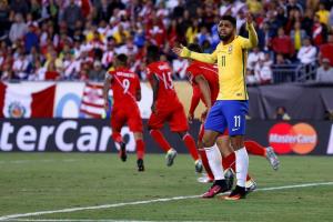 Perú elimina a Brasil y avanza a cuartos de final gracias a una nueva “mano de Dios” (Video)