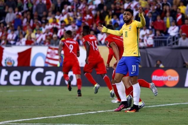 Gabriel Barbosa (d) de Brasil se lamenta luego de una jugada en el partido entre Brasil y Perú en el Grupo B de la Copa América Centenario en el estadio Gillete de Foxborough (Estados Unidos). EFE