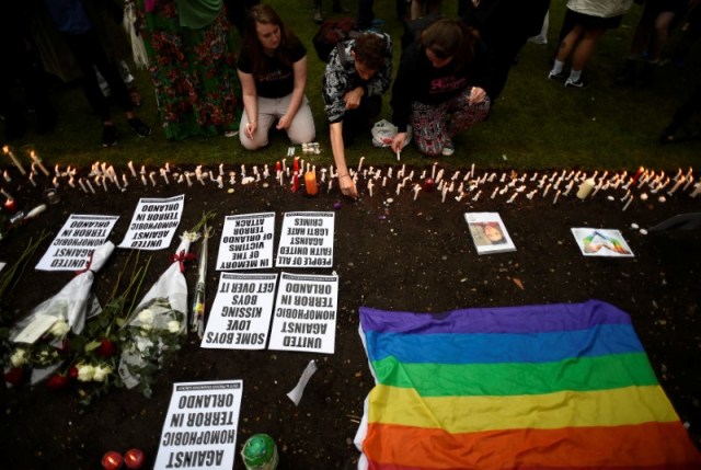 Personas encienden velas durante una vigilia en memoria de las víctimas del tiroteo en un club nocturno gay en Orlando, en Londres, Reino Unido. 13 de junio de 2016. El presidente de México, Enrique Peña Nieto, dijo el lunes que tres connacionales fallecieron en el ataque ocurrido el fin de semana en un club nocturno de Orlando. REUTERS/Dylan Martinez