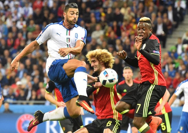 Italy's forward Pelle (L) vies with Belgium's midfielder Kevin De Bruyne (R) during the Euro 2016 group E football match between Belgium and Italy at the Parc Olympique Lyonnais stadium in Lyon on June 13, 2016. / AFP PHOTO / VINCENZO PINTO