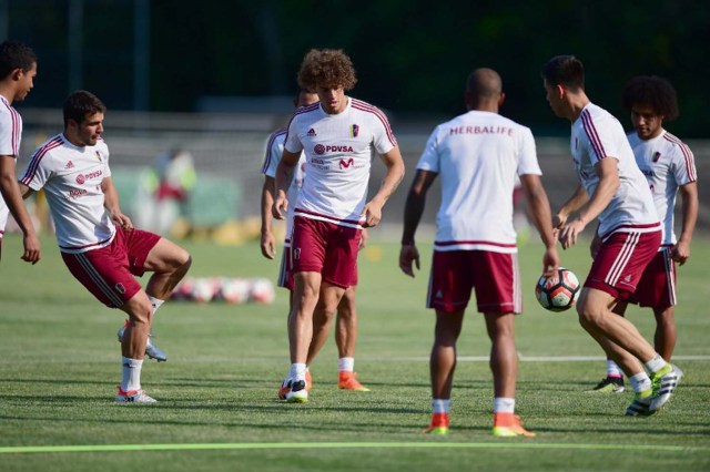 Players of Venezuela practice during a training session at Babson College in Wellesley, Massachusetts, on June 16, 2016. Venezuela will face Argentina on June 18 in their quarter finals match of the Copa America. / AFP PHOTO / ALFREDO ESTRELLA