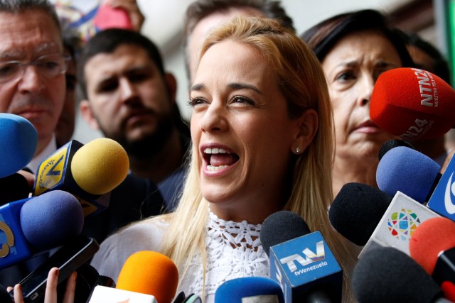 Lilian Tintori, wife of jailed Venezuelan opposition leader Leopoldo Lopez, talks to the media while she tries to attend his hearing at the courthouse in Caracas, Venezuela June 20, 2016. REUTERS/Carlos Garcia Rawlins
