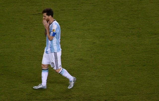Argentina's Lionel Messi walks after missing his shot during the penalty shoot-out against Chile during the Copa America Centenario final in East Rutherford, New Jersey, United States, on June 26, 2016. / AFP PHOTO / DON EMMERT