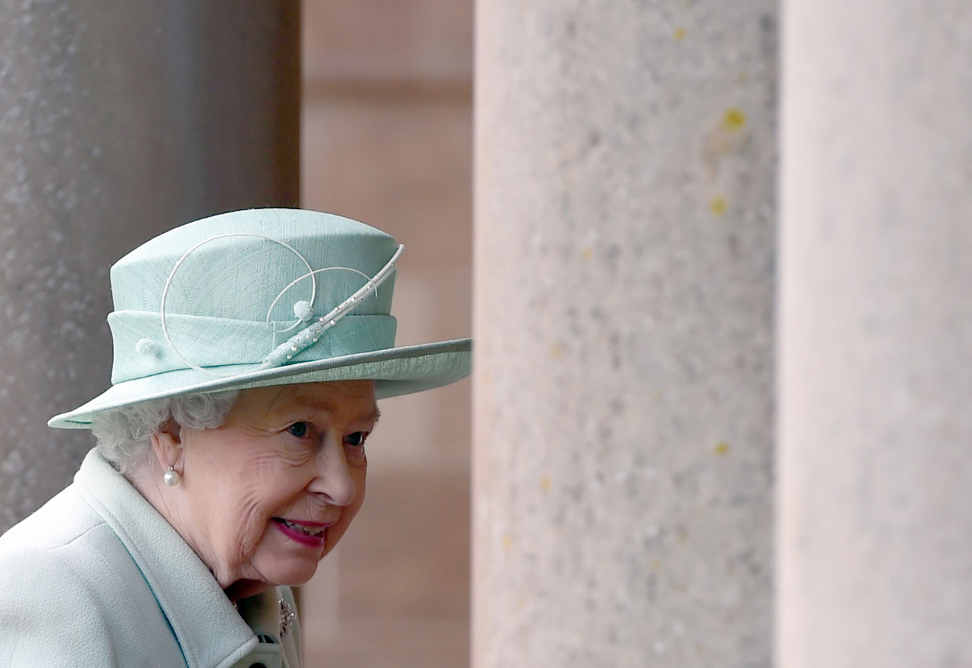 “Aún estoy viva”, bromea la reina Isabel II tras el Brexit