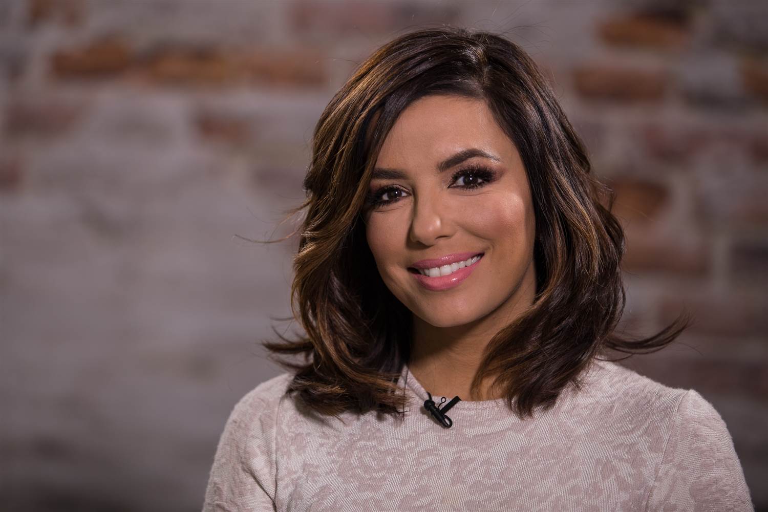 ¡Por descuido! A Eva Longoria se le salió un seno mientras vestía un babydoll