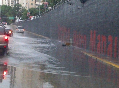 Laguna en la avenida Libertador genera congestión de vehículos (Foto)