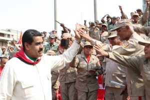 Maduro fortalece milicias como un contrapeso al Ejército en Venezuela