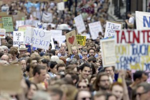 Miles toman el centro de Londres para protestar contra el Brexit