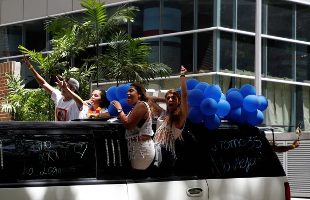 En Caracas, caravanas de liceístas también causan congestionamiento del tránsito (Foto Reuters)