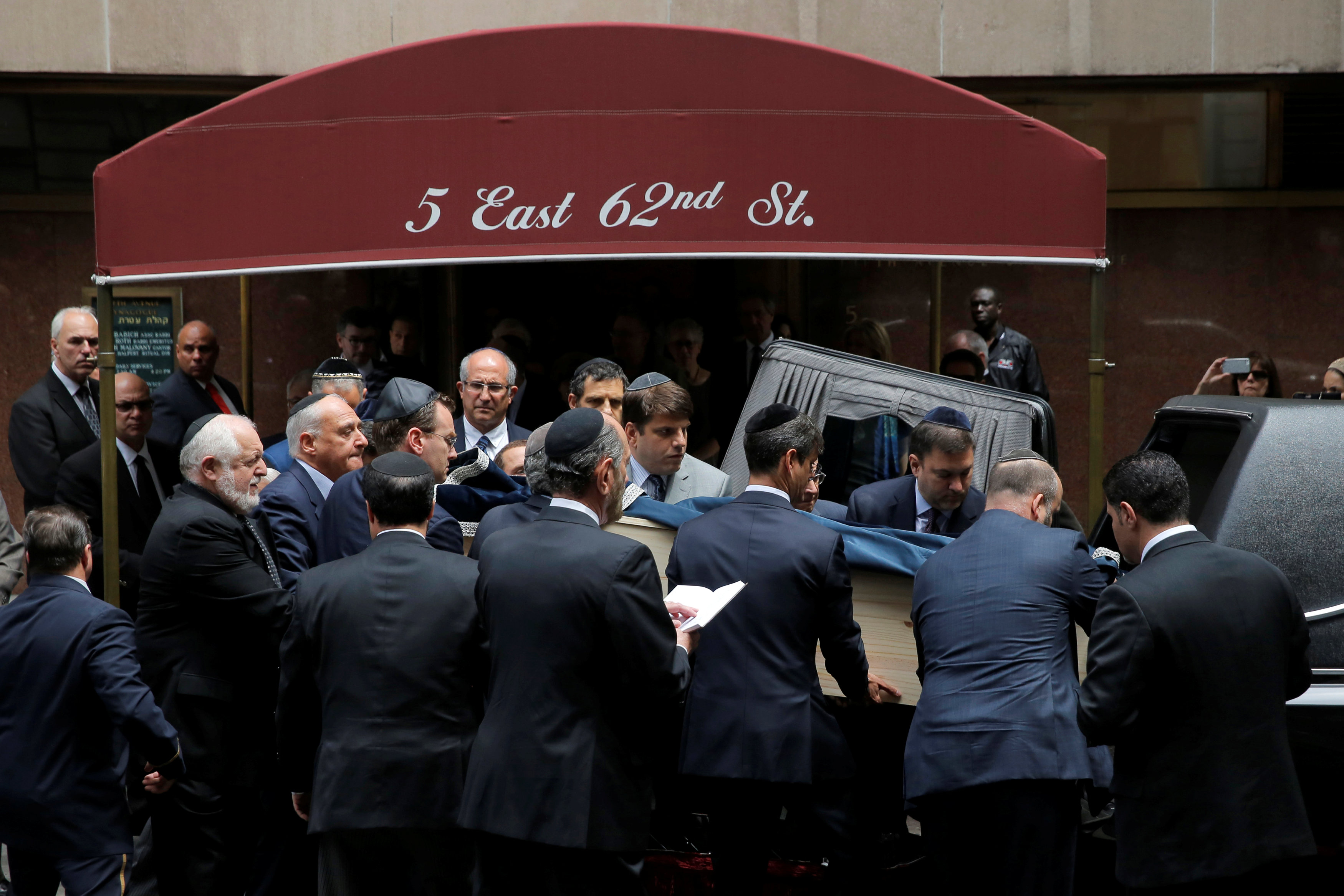 Familiares y amigos despiden a Elie Wiesel en Nueva York