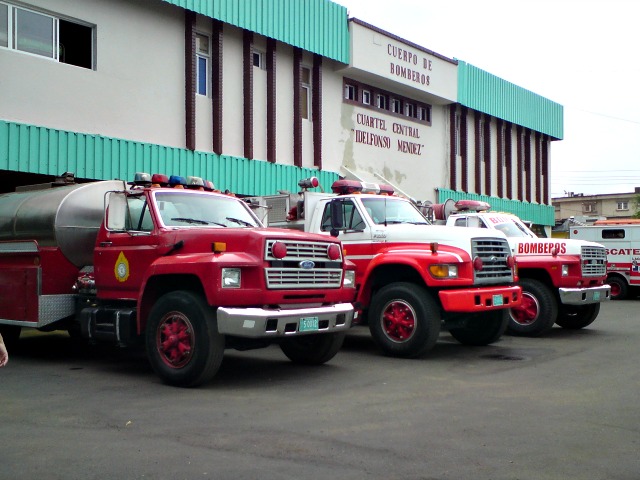 Maduro ordena aumento salarial del 50% a los bomberos
