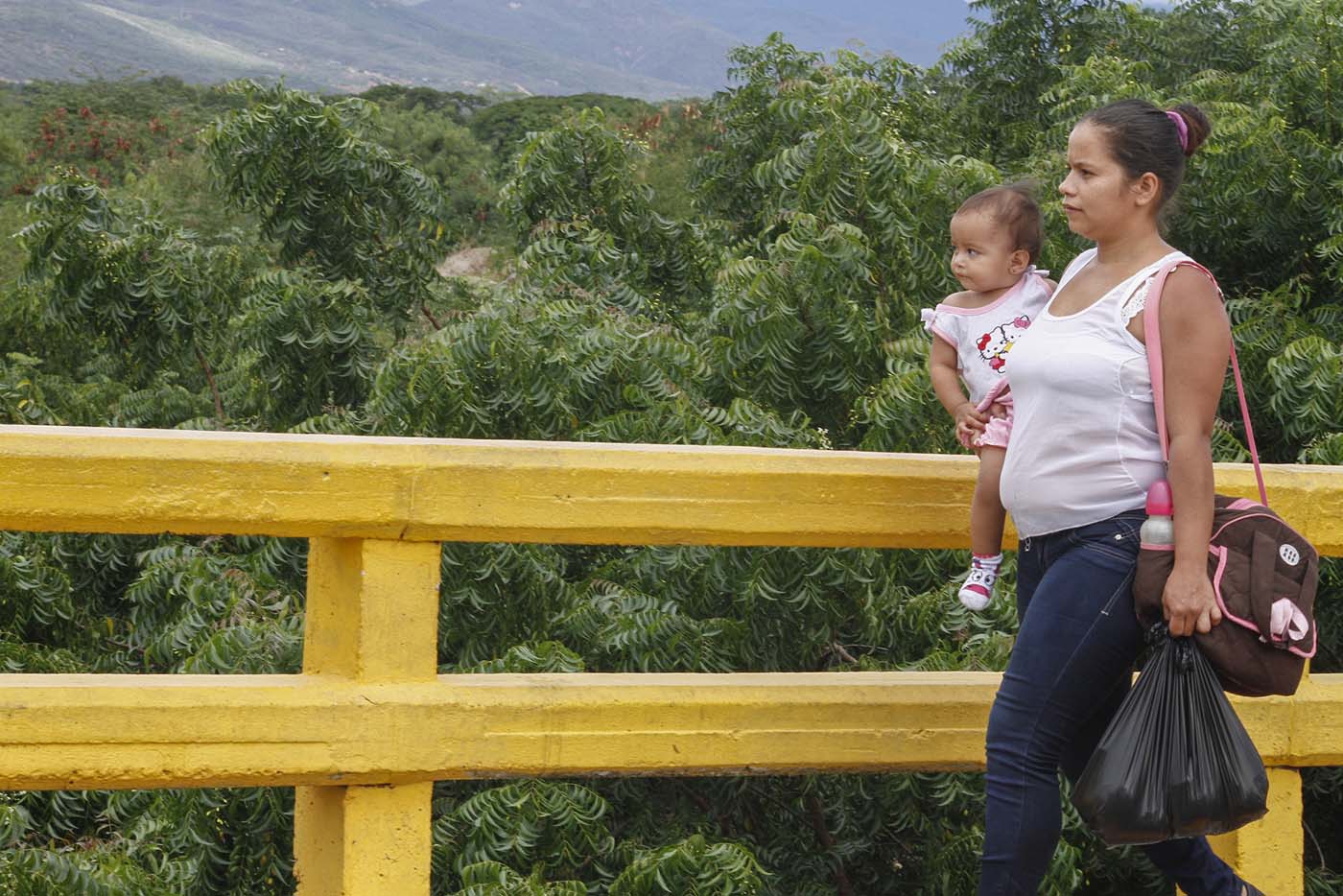 Venezolanos cruzan la frontera con Colombia para comprar medicinas