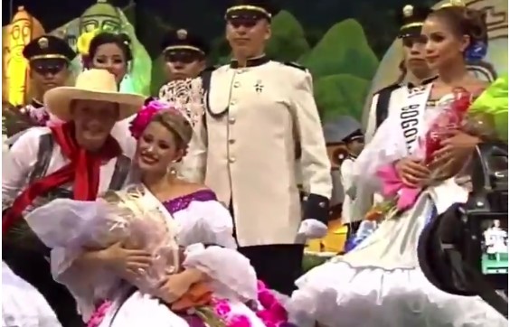 ¡Se pasó! Mira como una virreina de belleza le quita la corona a la ganadora (VIDEO)