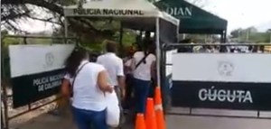 Venezolanos retornan con bolsas de comida, reguardados por la policía colombiana