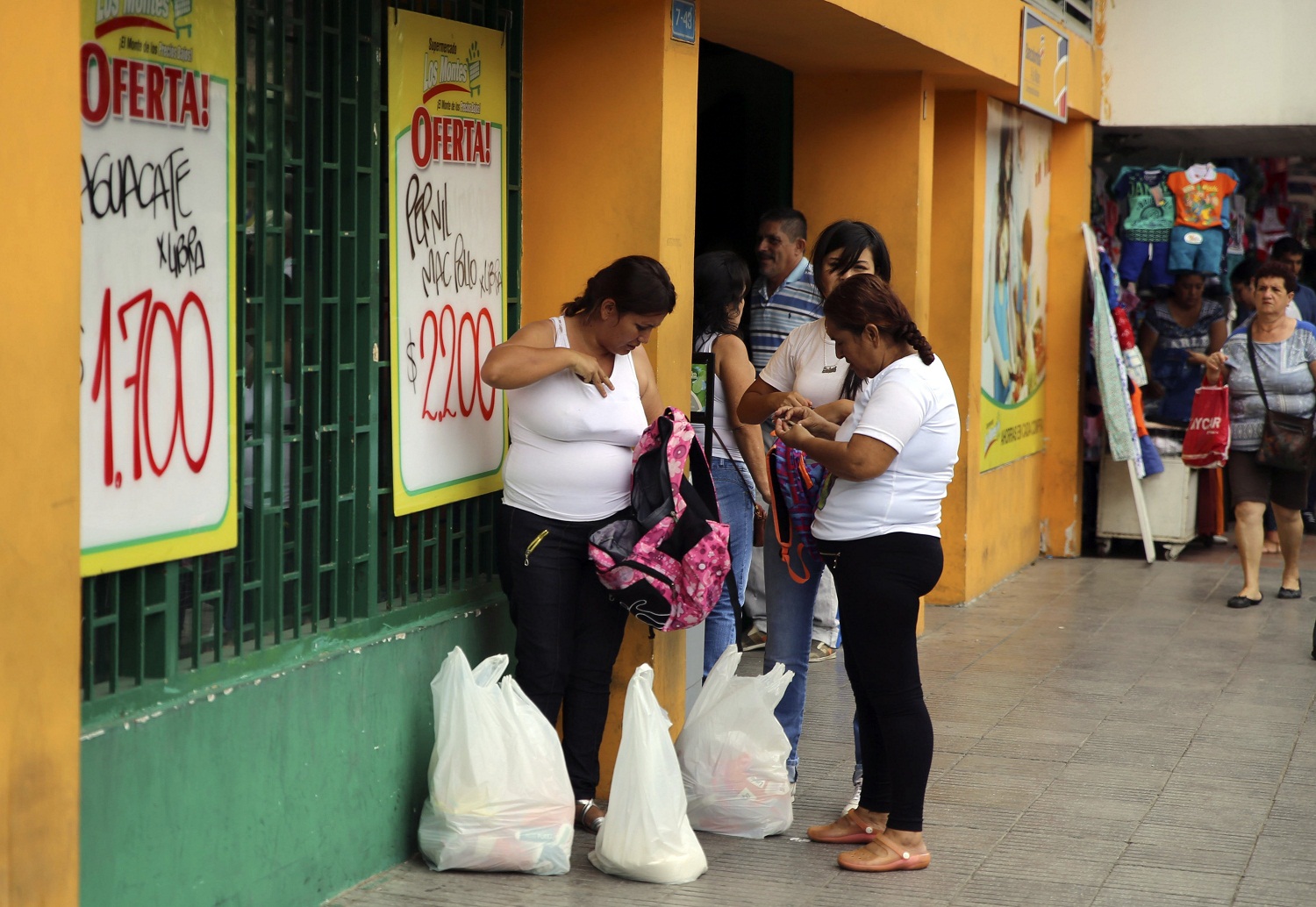 Multitud de venezolanos cruzan la frontera con Colombia para comprar alimentos y medicinas