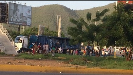 Saquearon gandola de cerveza en Puerto La Cruz (Fotos)