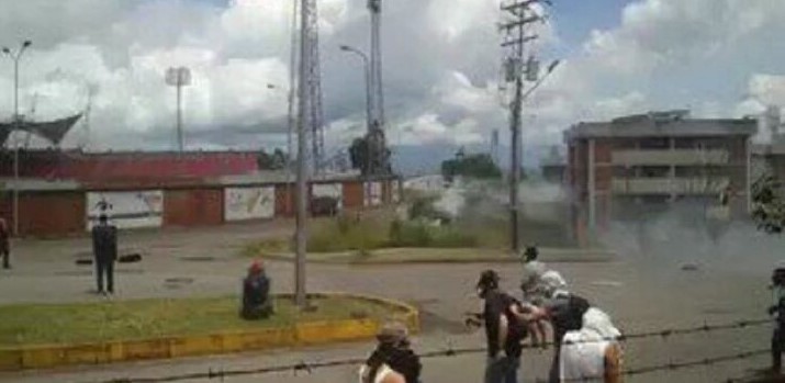 Estudiantes y policías se enfrentan en la Unet #12Jul