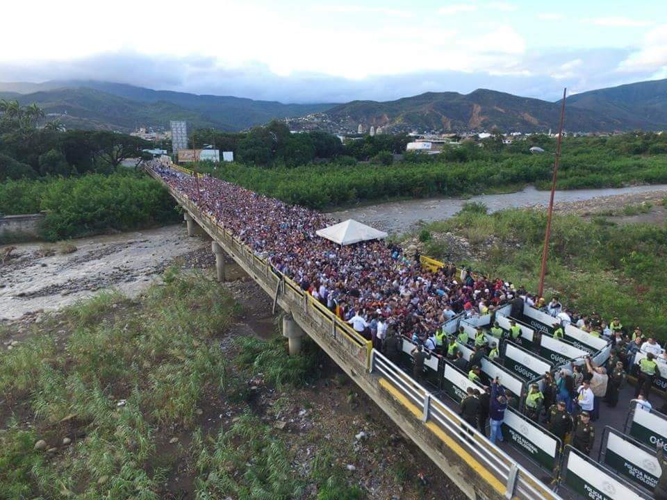 Venezolanos llenan de punta a punta el Puente Santander en Ureña (fotos)