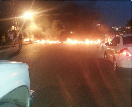 Protestan en Puerto la Cruz quemando objetos y cerrando calles