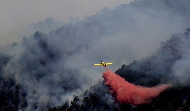 Un avión de combate de incendios forestales en una quema de Artana, cerca de Castellón, el este de España, el 26 de julio de 2016. Un incendio forestal, aún activa en más de 1.000 hectáreas en la región de Valencia (este de España), golpeó un parque natural y hecho que el ejército intervenir, según las autoridades regionales en la actualidad. JOSE JORDAN / AFP