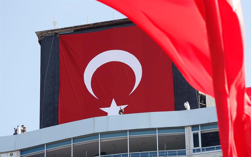 Turquía cierra más de 100 medios de comunicación por conexiones golpistas