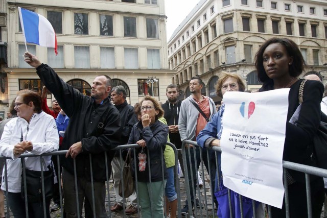 Mourners react outside the Cathedral in Rouen after a funeral service in memory of slain French parish priest Father Jacques Hamel in Rouen, France, August 2, 2016.  Father Jacques Hamel was killed last week in an attack on a church at Saint-Etienne-du-Rouvray near Rouen that was carried out by assailants linked to Islamic State.   REUTERS/Jacky Naegelen