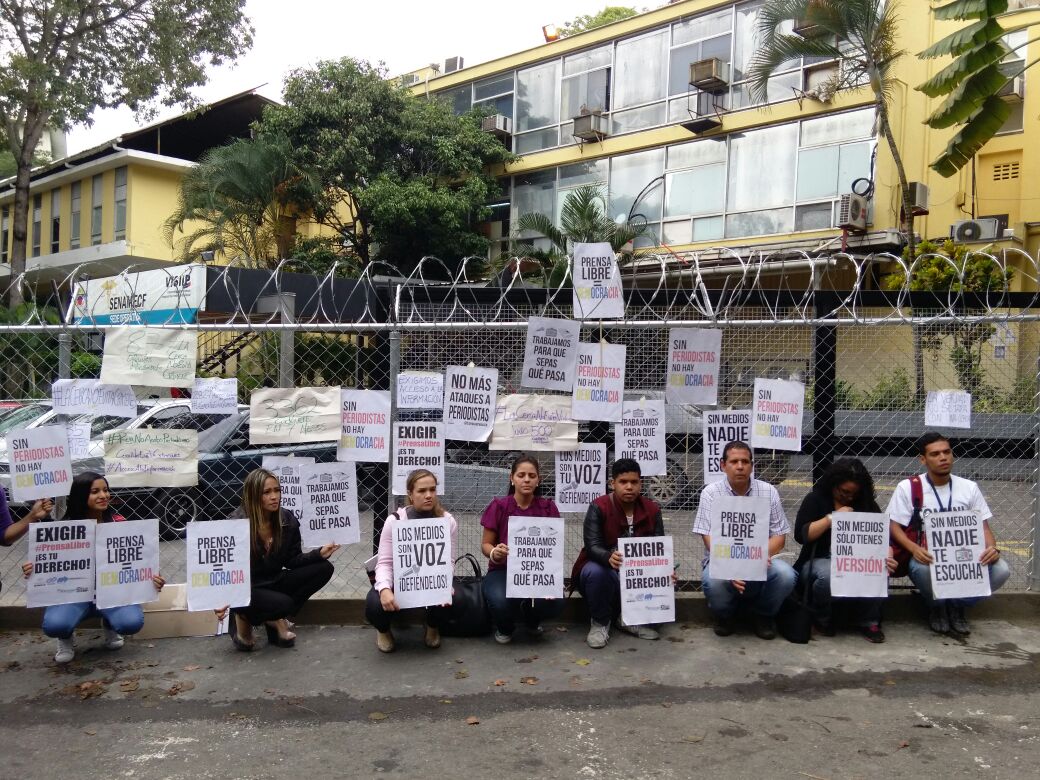 En fotos: La protesta de los periodistas en la morgue de Bello Monte