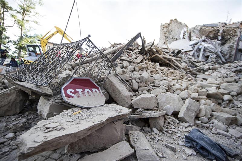 Rescatan a personas vivas bajo escombros horas después del sismo en Italia