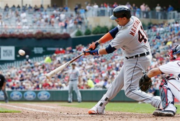 El venezolano de los Tigres de Detroit, Víctor Martínez, dispara un doblete de dos carreras ante el relevista de los Mellizos de Minnesota, Michael Tonkin, en la sexta entrada del juego del jueves 25 de agosto de 2016 en Minneapolis. (AP Foto/Jim Mone)