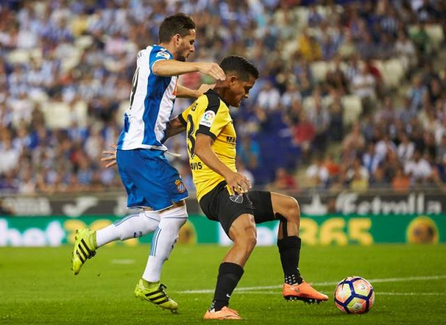 - El delantero argentino del RCD Espanyol Pablo Piatti (i) lucha el balón con el venezolano Roberto Rosales, del Málaga CF, durante el partido correspondiente a la segunda jornada de Liga en Primera División en el RCDE Stadium, en Cornellá. EFE