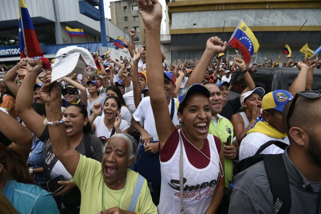 Activists take part in an opposition march in Caracas, on September 1, 2016. Venezuela's opposition and government head into a crucial test of strength Thursday with massive marches for and against a referendum to recall President Nicolas Maduro that have raised fears of a violent confrontation. / AFP PHOTO / JUAN BARRETO