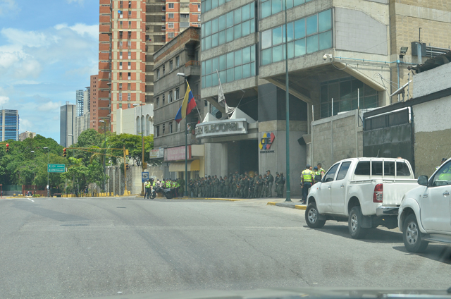 ¿Qué temerán? GNB custodia sede del Consejo Nacional Electoral en Plaza Venezuela