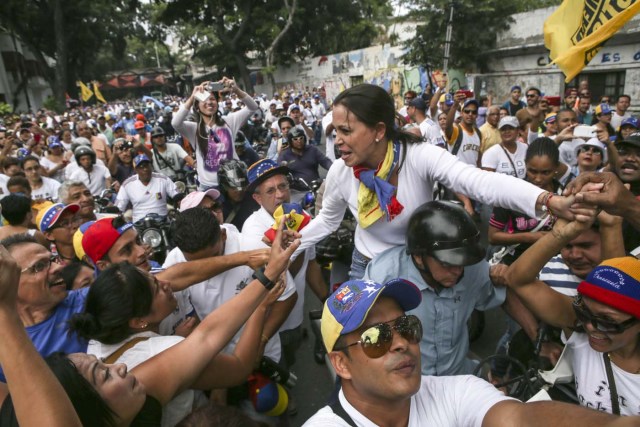CAR01. CARACAS (VENEZUELA), 1/09/2016.- La dirigente opositora, Maria Corina Machado (c-d) saluda a manifestantes que participan hoy, jueves 1 de septiembre de 2016, en una manifestación denominada "Toma de Caracas", una marcha convocada hace semanas por la alianza de partidos Mesa de la Unidad Democrática (MUD) para presionar al Poder Electoral por la agenda del referendo, que impulsa la oposición, para revocar al presidente venezolano Nicolás Maduro en la ciudad de Caracas (Venezuela). EFE/CRISTIAN HERNÁNDEZ
