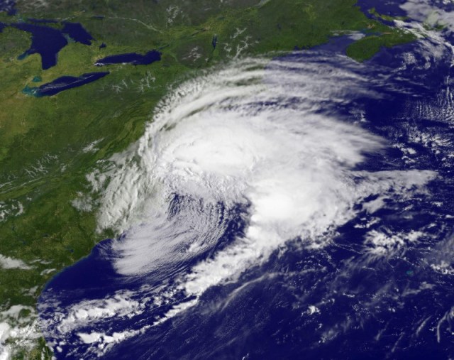 La tormenta Hermine se aprecia costa afuera del Atlántico medio de Estados Unidos en la imagen satelital del 3 de septiembre de 2016 entregada por la NASA. Hermine avanzaba el domingo costa afuera del Atlántico medio de Estados Unidos, donde se preveía que arruinara el fin de semana largo del Día del Trabajo con fuertes vientos, lluvias torrenciales y un aumento del nivel del mar tras pasar por las islas frente a Carolina del Norte. NASA/NOAA GOES Project/Handout via Reuters