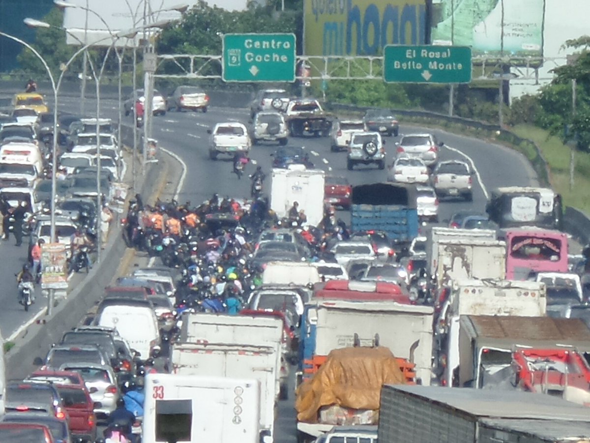 Tranca en la autopista a la altura de El Rosal por arrollamiento (fotos y video)