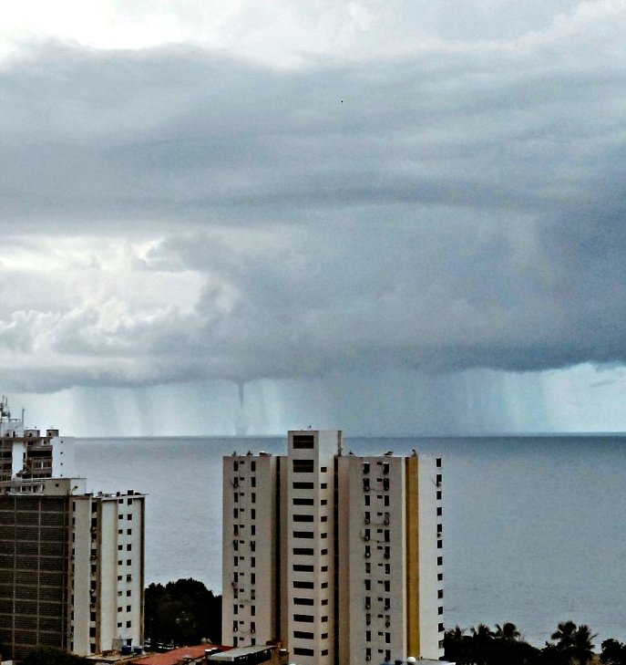 La impresionante tromba marina que se formó este jueves en Vargas (FOTOS)