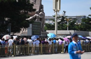 Miles de chinos desfilaron ante la momia de Mao a 40 años de su muerte