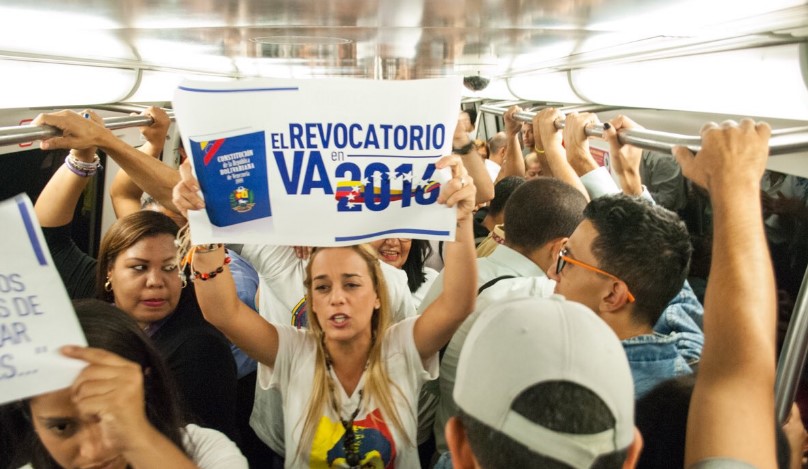 ¡Resteada! Lilian Tintori se fue al Metro de Caracas para motivar sobre el revocatorio (Video)