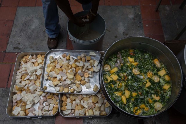 CAR01. CARACAS (VENEZUELA), 10/09/2016.- Un grupo de personas preparan un sancocho hoy, sábado 10 de septiembre del 2016, en la ciudad de Caracas (Venezuela). En el barrio la Unión, ubicado en la favela más grande de América Latina asentada en el este de Caracas, se preparó hoy un gran "sancocho" como se le conoce en Venezuela a la sopa cocinada con varios tipos de verduras y carnes, para alimentar a los vecinos, muchos de ellos con varios días de hambre. EFE/MIGUEL GUTIÉRREZ