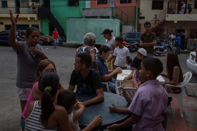 CAR02. CARACAS (VENEZUELA), 10/09/2016.- Un grupo de personas preparan un sancocho hoy, sábado 10 de septiembre del 2016, en la ciudad de Caracas (Venezuela). En el barrio la Unión, ubicado en la favela más grande de América Latina asentada en el este de Caracas, se preparó hoy un gran "sancocho" como se le conoce en Venezuela a la sopa cocinada con varios tipos de verduras y carnes, para alimentar a los vecinos, muchos de ellos con varios días de hambre. EFE/MIGUEL GUTIÉRREZ