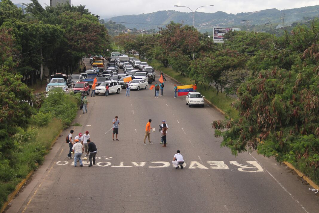 Activistas de VP en Táchira trancaron autopista y realizaron pintas para exigir Revocatorio