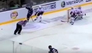 Un árbitro de hockey sobre hielo muere tras ser impactado por el disco (VIDEO)
