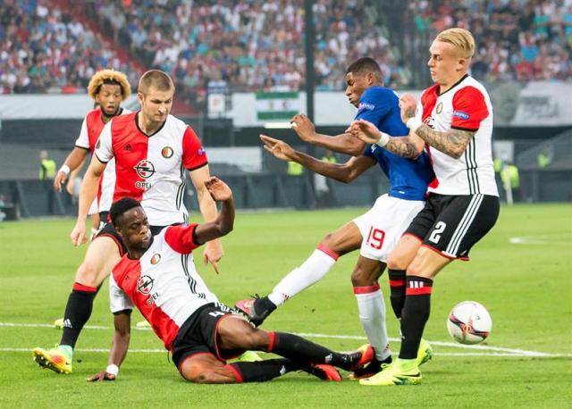 El delantero británico del Manchester United, Marcus Rashford (2-d), el defensa holandés del Feyenoord, Jan Arie van der Heijden (i), y el defensa neerlandés, Terence Kongolo (c), durante el partido de Grupo A de la Liga de Campeones que se disputa en Rotterdam, Holanda. EFE