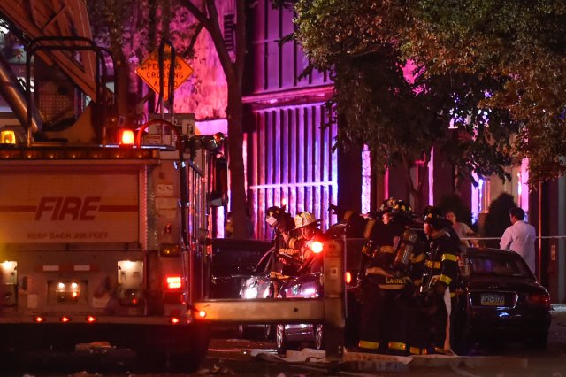 Los bomberos de Nueva York permanecen cerca del lugar de la explosión cercano al barrio de Chelsea. Foto: REUTERS/Rashid Umar 