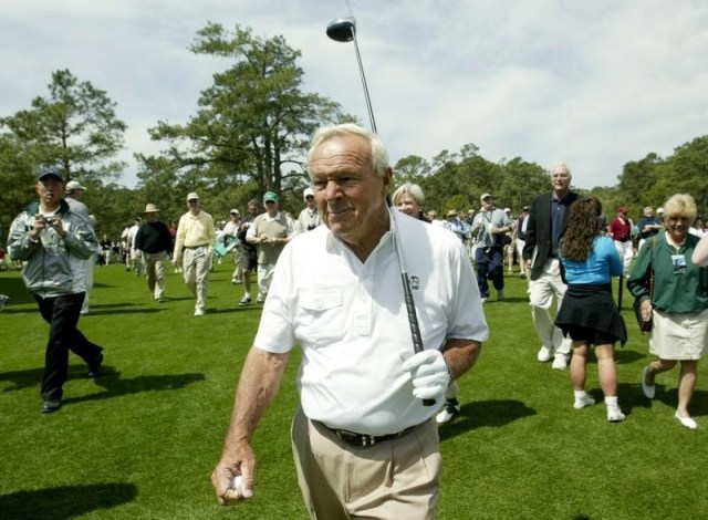 Arnold Plamer practica para su quincuagésimo Master de Augusta en Georgia en Estados Unidos. 6 de abril de 2004. Palmer, uno de los grandes jugadores de golf de todos los tiempos y cuya popularidad atraía una multitud de fanáticos conocida como "Arnie's Army" (el ejército de Arnie), murió el domingo a los 87 años, informó la Asociación de Golf de Estados Unidos. REUTERS/Kevin Lamarque