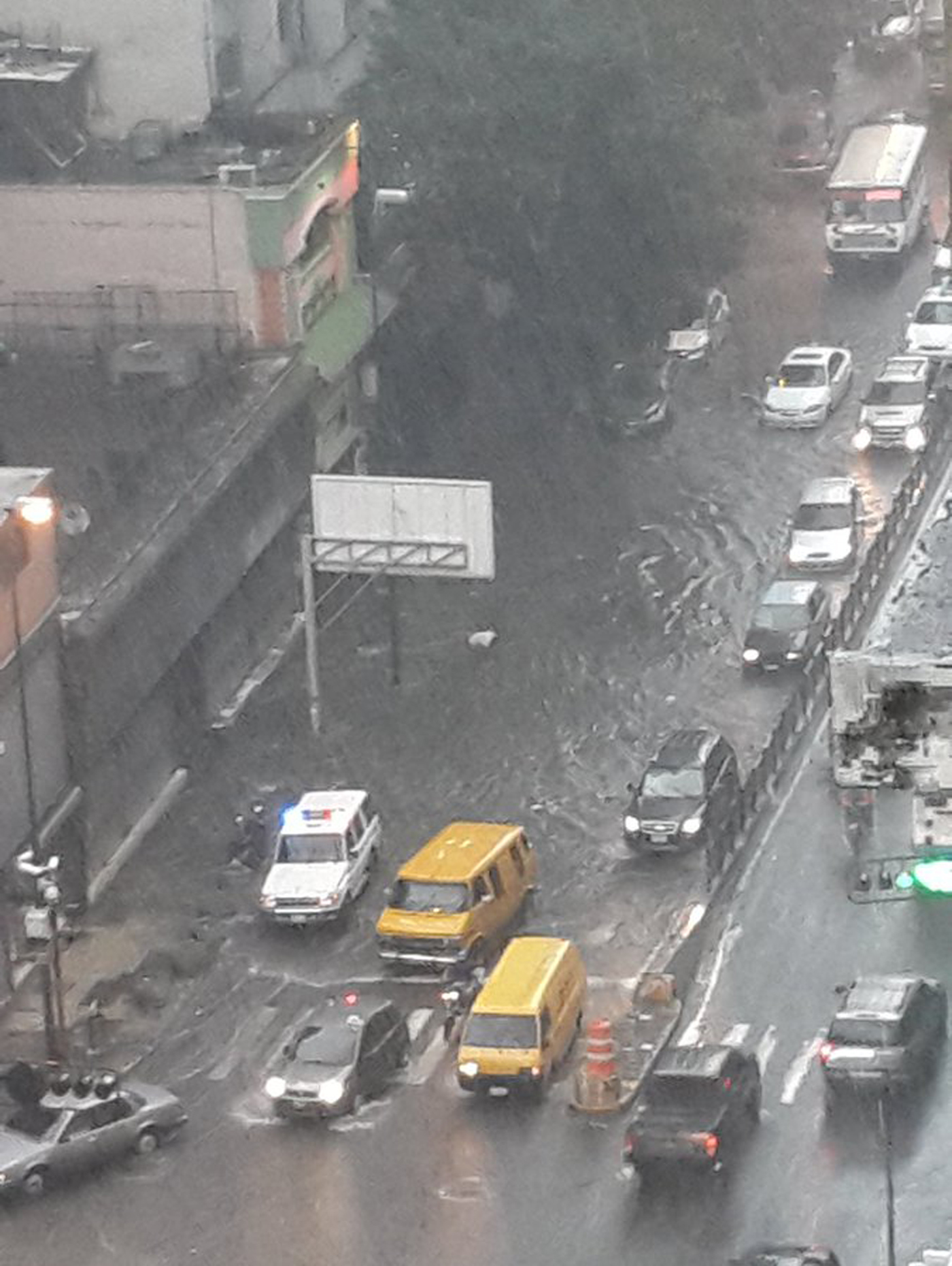 Mega laguna colapsa la Avenida Urdaneta