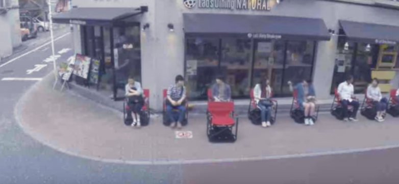 Llegó el fin de las largas colas de pie con las sillas en movimiento… en Japón (Video)