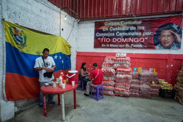 ACOMPAÑA CRÓNICA: VENEZUELA ALIMENTOS - CAR01. CARACAS (VENEZUELA), 28/08/2016.- Fotografía del 20 de agosto del 2016, donde se observan un operativo de entrega de bolsas de comida a habitantes de un barrio del km 3 del Junquito por parte Comités Locales de Abastecimiento y Producción (CLAP) en Caracas (Venezuela). La severa escasez de productos básicos en Venezuela ha llevado a que la foto diaria del país sea una inmensa fila frente a muchos abastos y supermercados, un problema que el Gobierno intenta solucionar con un sistema de venta de alimentos, conformado solo por militantes chavistas, conocido como CLAP. EFE/MIGUEL GUTIÉRREZ